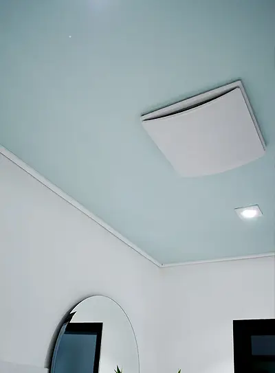 Badezimmer mit Deckenheitzung und darüber eine hellblaue Spanndecke