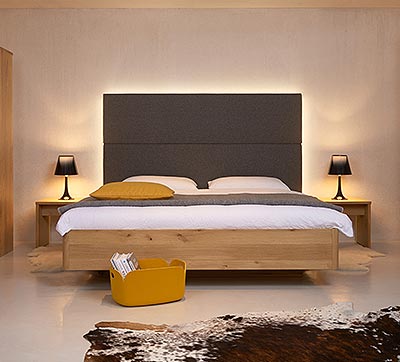 Modernes Bett aus Massivholz (Eiche)