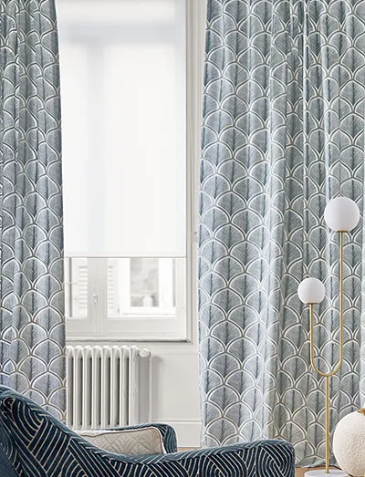 Hellblau gemusterte Dekovorhänge