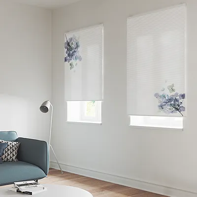 Tisch mit Äpfeln dahinter Fenster mit einem Wabenplissee