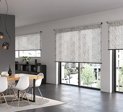 Industriell graue Rollos im Esszimmer