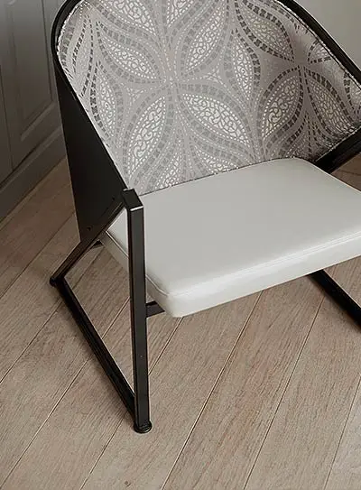 Eleganter Sessel auf Landhausdielen