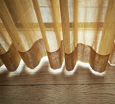 Halbtransparente Gardinen in goldocker