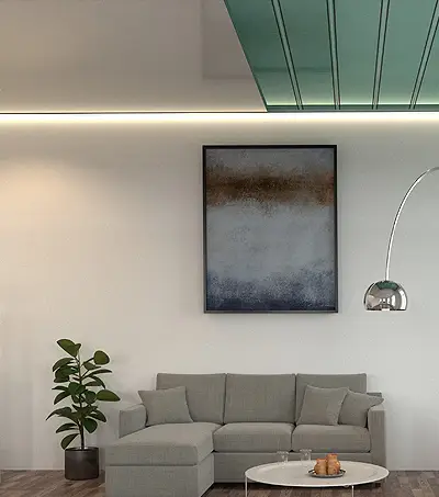 Wohnzimmer mit einer Spanndecke bei der ein Teil geöffnet ist und die Heizfolien sichtbar sind