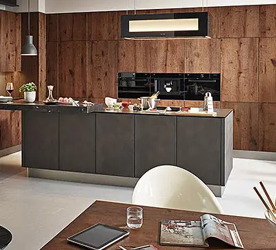 Moderne Küche in dunklem Holz