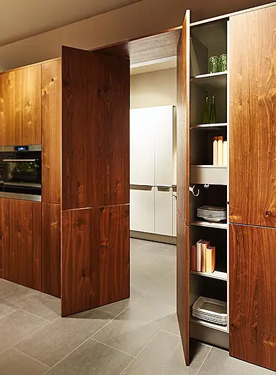 Tür hinter Küchenfronten