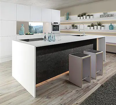 Moderne Küche mit Kochinsel