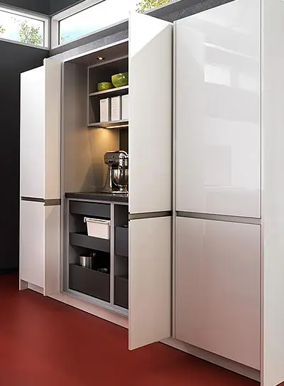 Teeküche mit versenkbaren Türen