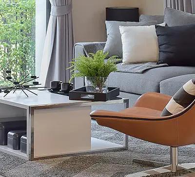 Modernes Wohnzimmer in Grau- und Brauntönen