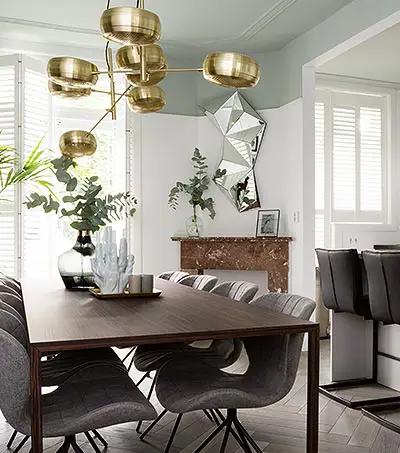 Modernes Esszimmer mit offener Küche