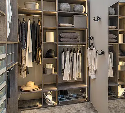 Begehbarer Kleiderschrank