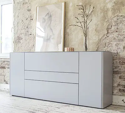 Geradliniges, hellgraues Sideboard von Sudbrock