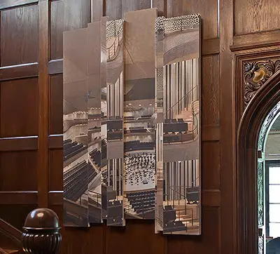 Akustik-Bild auf einer Holzvertäfelung