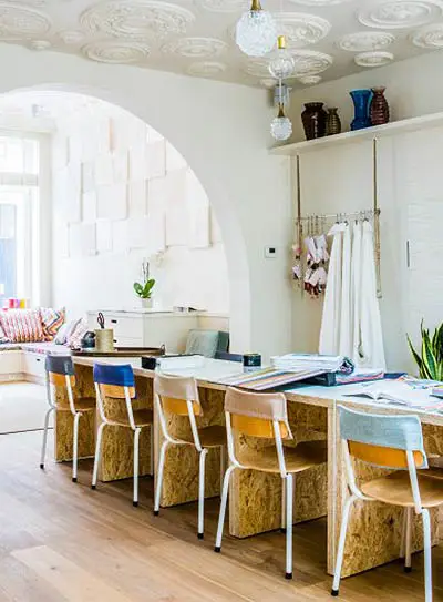 Hippe Deckengestaltung mit Stuck-Spiegel