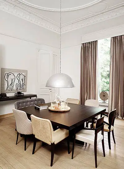 Elegantes Esszimmer in einem Altbau