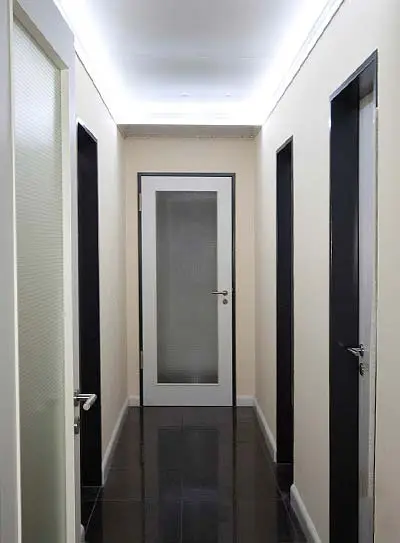 Flurbeleuchtung unter einer Spanndecke