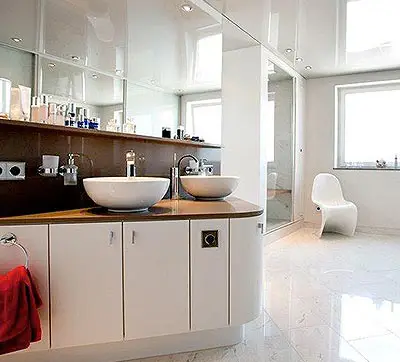 Glänzende Spanndecke im Bad (weiß)