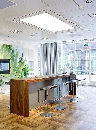 Lichtdecken-Element in einem Showroom