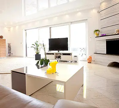 glänzende Spanndecke in einem Wohnzimmer