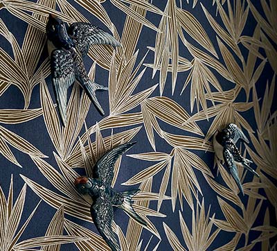 florale Tapete mit augesetzten Vögeln