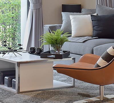 Modernes Wohnzimmer in Grau- und Brauntönen