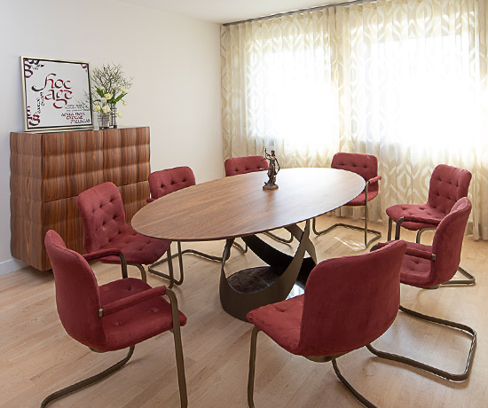 Raumgestaltung eines Besprechungszimmers einer Anwaltskanzlei