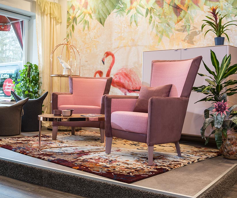 Wohnzimmergestaltung in Pink mit individueller Flamingo-Tapete